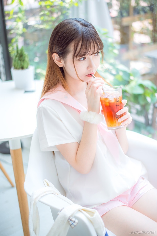 一簇簇箭雨从四面八方射过来，对方人数明明还不如陈到这边多，却偏偏让人有种四面皆敌的感受，许多战士慌乱迎敌，却根本抓不到对方的影子，只是片刻，陈到的船队便被冲的七零八落，根本无法组织起有效的反抗，只能眼睁睁看着对方不断将自己的兵马分割出去，然后一点点蚕食，却无可奈何。